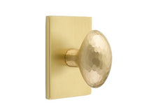 Load image into Gallery viewer, HAMMERED EGG (HE) PRIVACY (BED/BATH) KNOB WITH 2-3/8" BACKSET AND 1/4" ROUND FACEPLATE AND STRIKEPLATE
