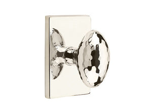 HAMMERED EGG (HE) PASSAGE (HALL/CLOSET) KNOB WITH 2-3/8" BACKSET AND 1/4" ROUND FACEPLATE AND STRIKEPLATE