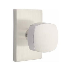 FREESTONE (FRK) PASSAGE (HALL/CLOSET) KNOB WITH 2-3/8" BACKSET AND 1/4" ROUND FACEPLATE AND STRIKEPLATE
