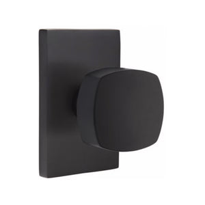 FREESTONE (FRK) PASSAGE (HALL/CLOSET) KNOB WITH 2-3/8" BACKSET AND 1/4" ROUND FACEPLATE AND STRIKEPLATE