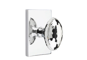 HAMMERED EGG (HE) PASSAGE (HALL/CLOSET) KNOB WITH 2-3/8" BACKSET AND 1/4" ROUND FACEPLATE AND STRIKEPLATE